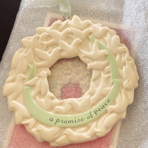 Hallmark Keepsake Ornament Peace Wreath ornament…🕊2003 - Picture 2 of 15